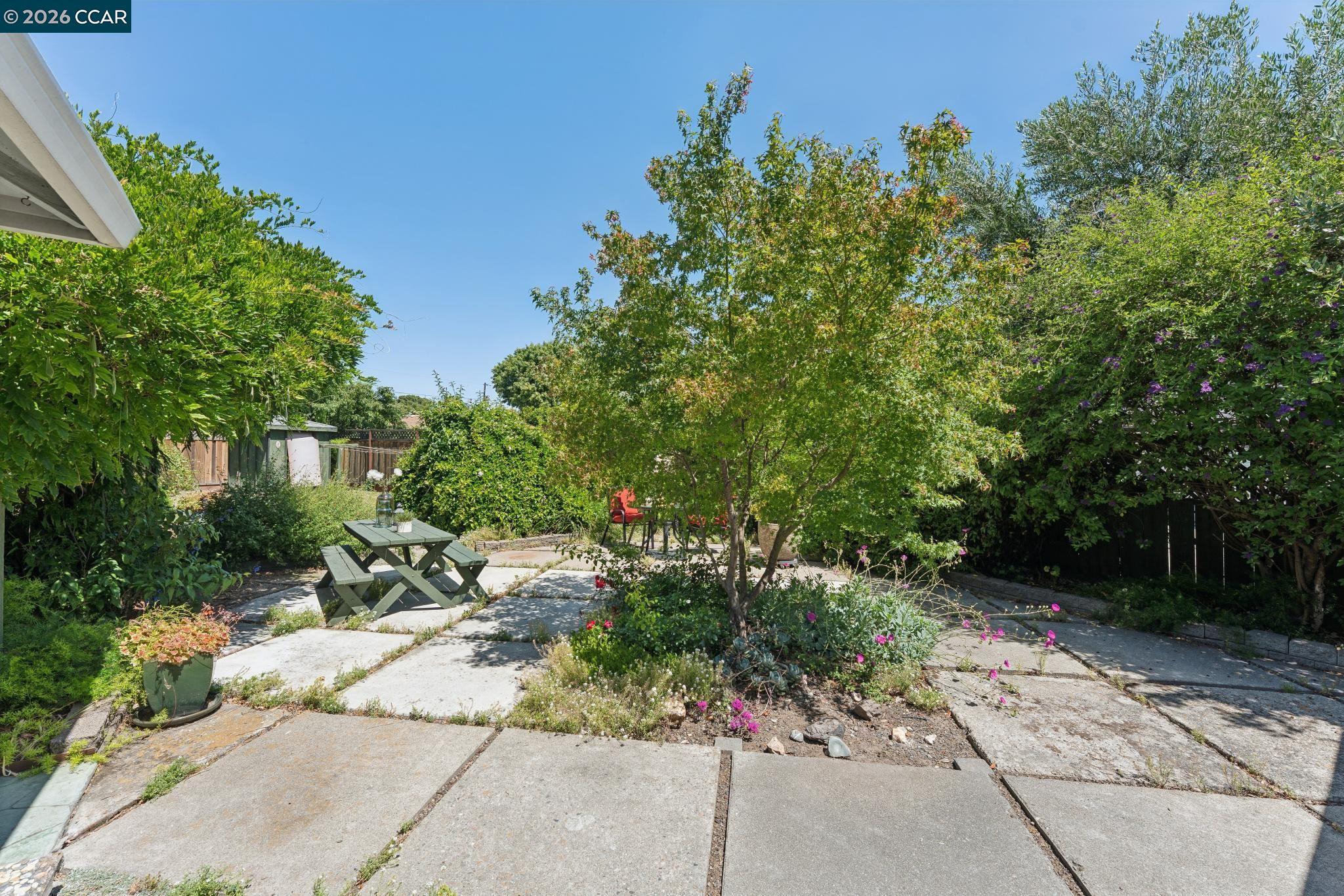 2060 Ahneita Dr.