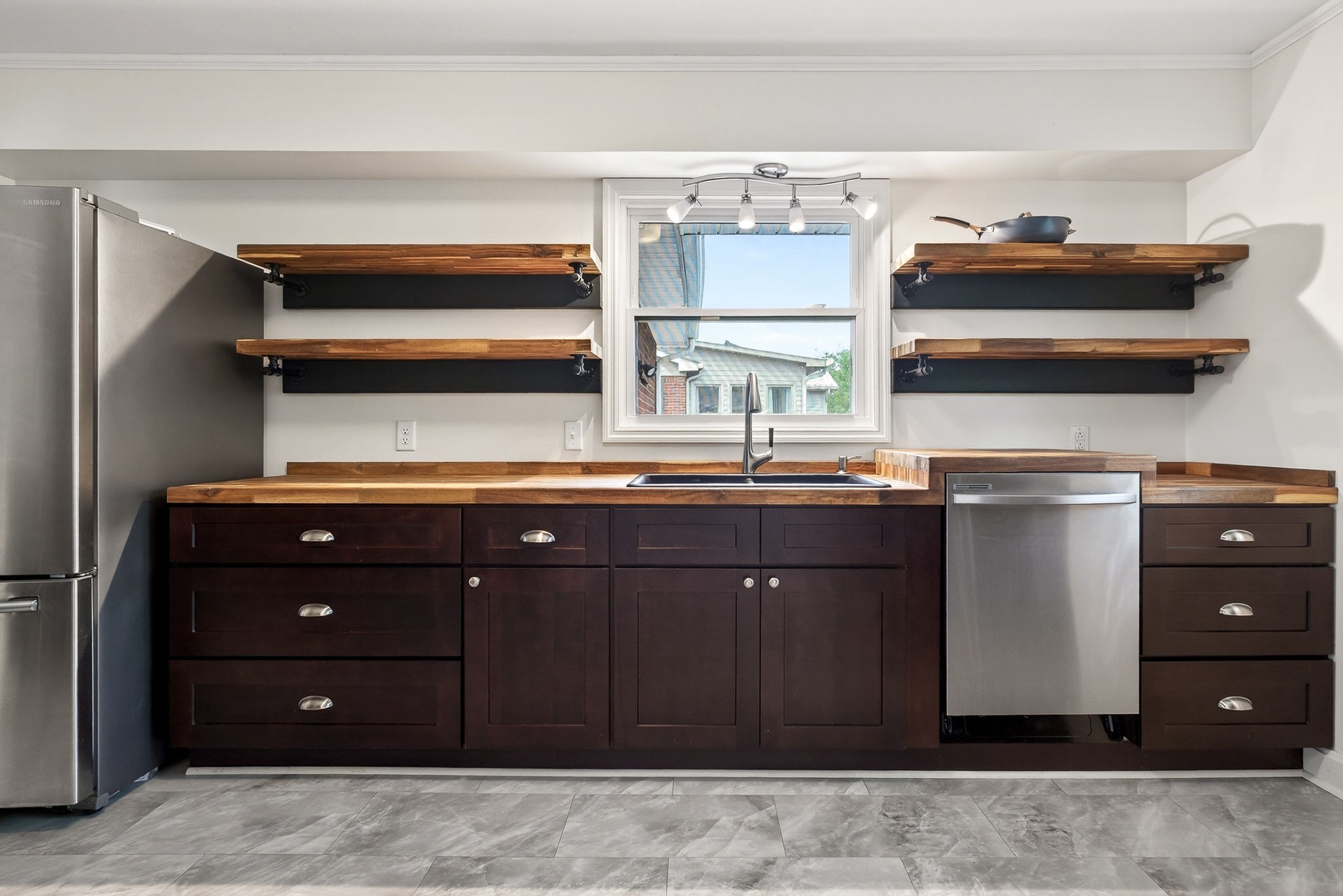 407 Sunset Dr