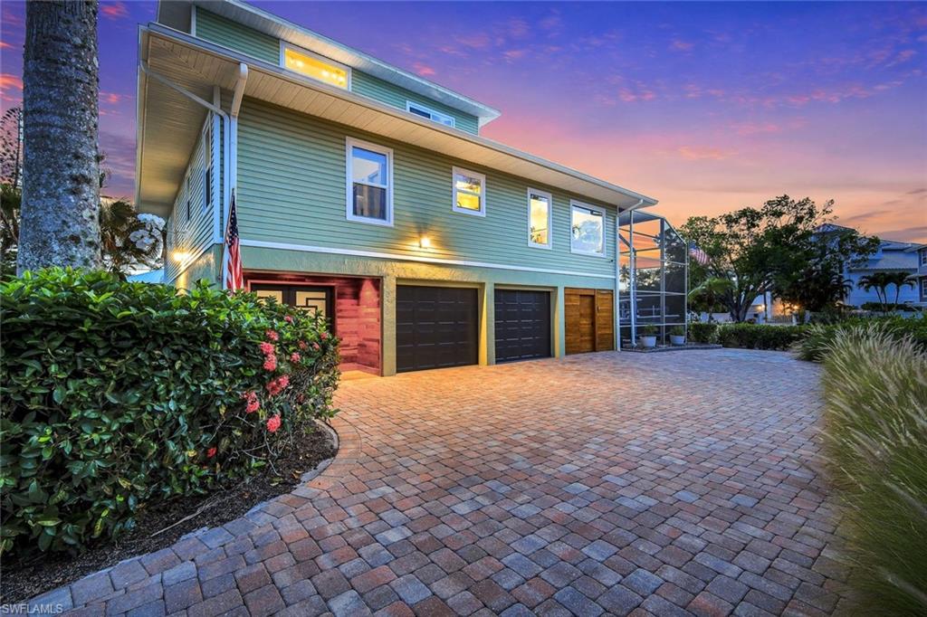3858 Riviera CIR