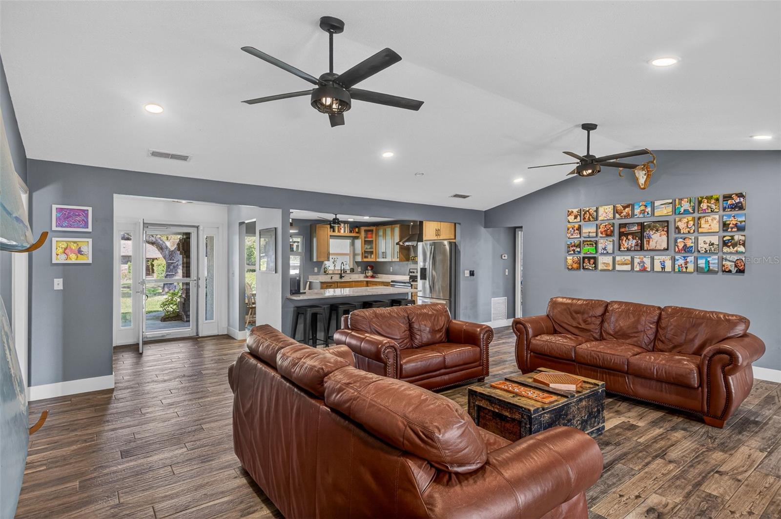 2225 VISTA PALM DR