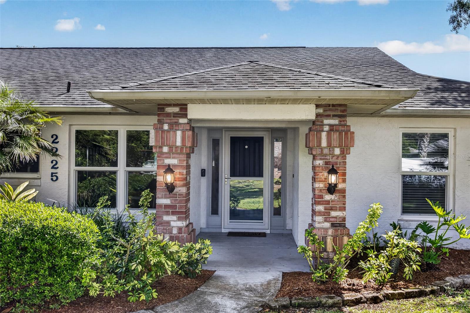 2225 VISTA PALM DR