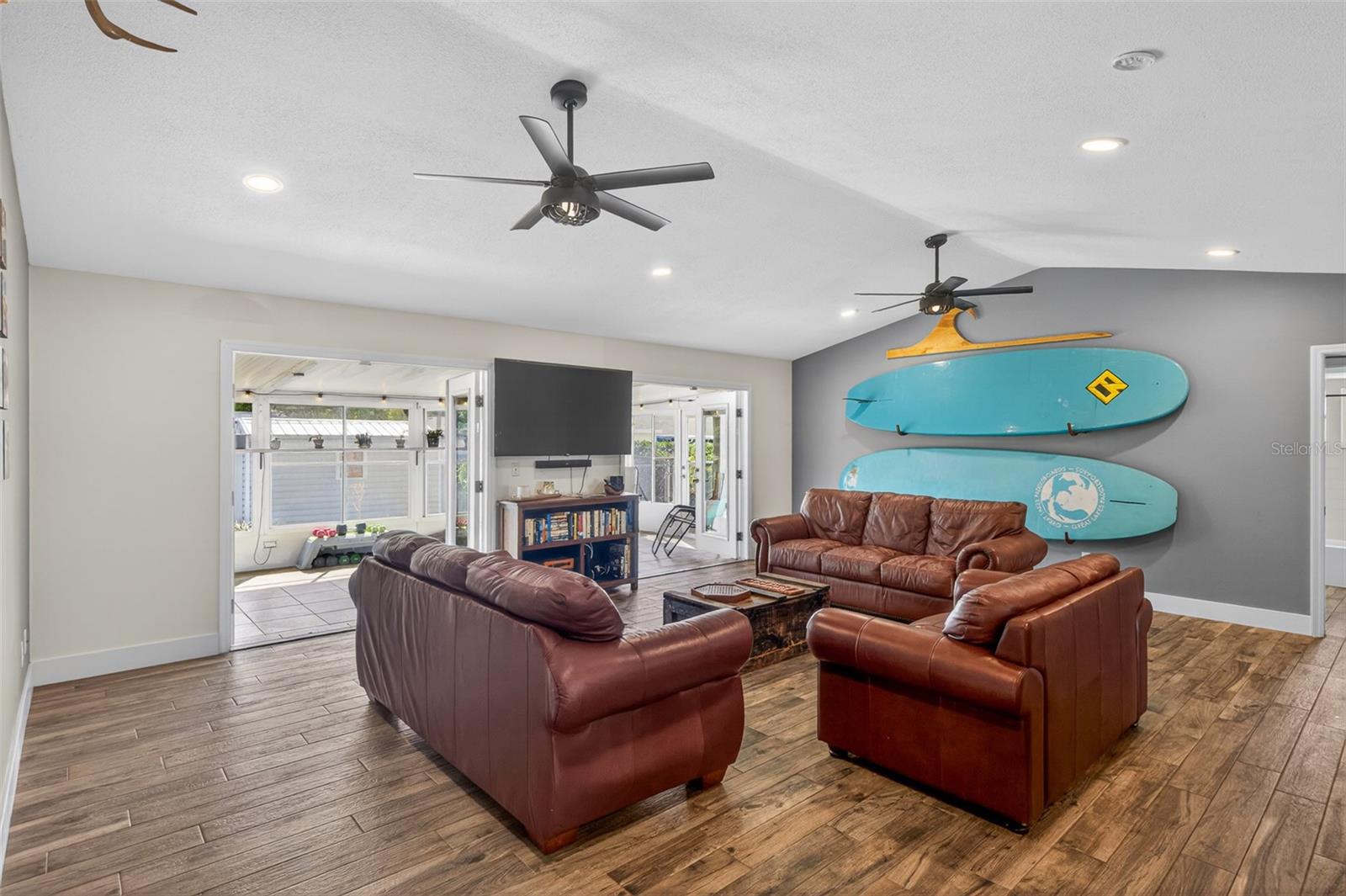 2225 VISTA PALM DR