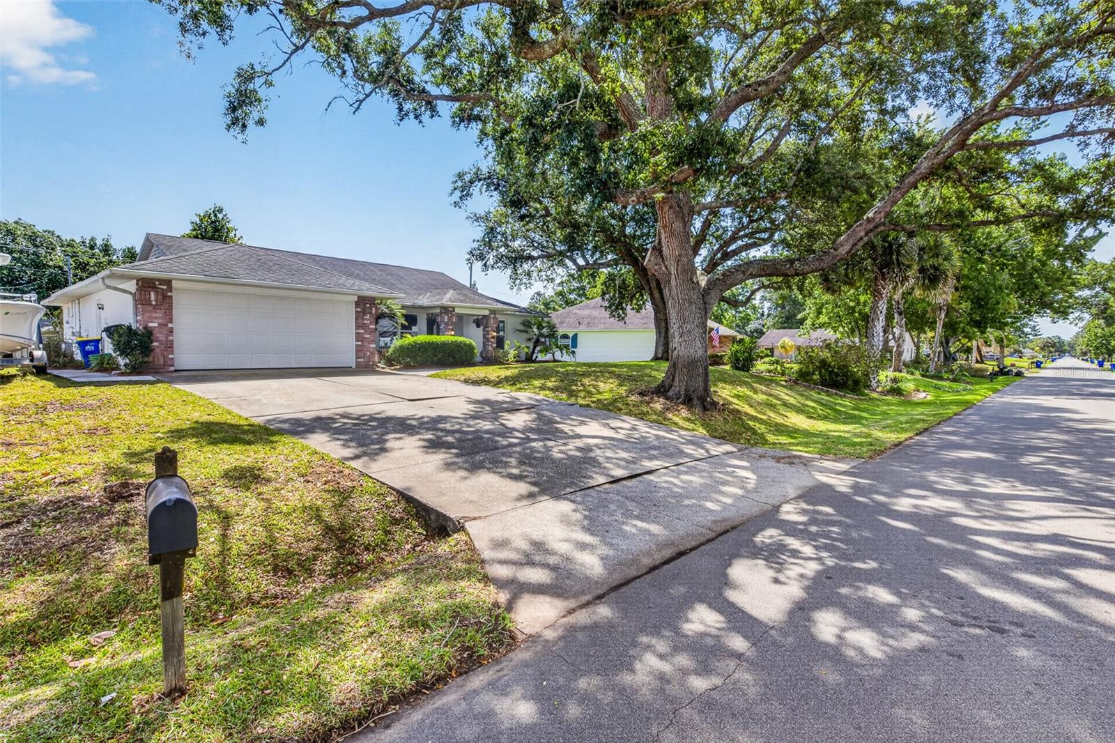 2225 VISTA PALM DR