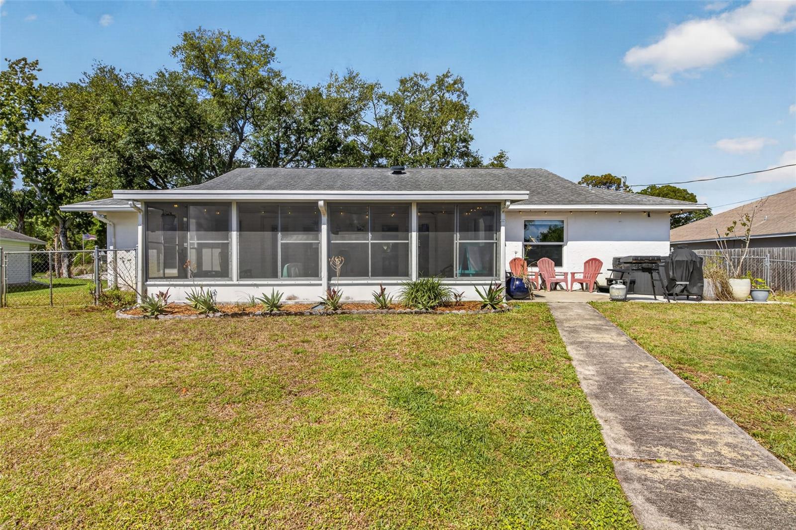 2225 VISTA PALM DR
