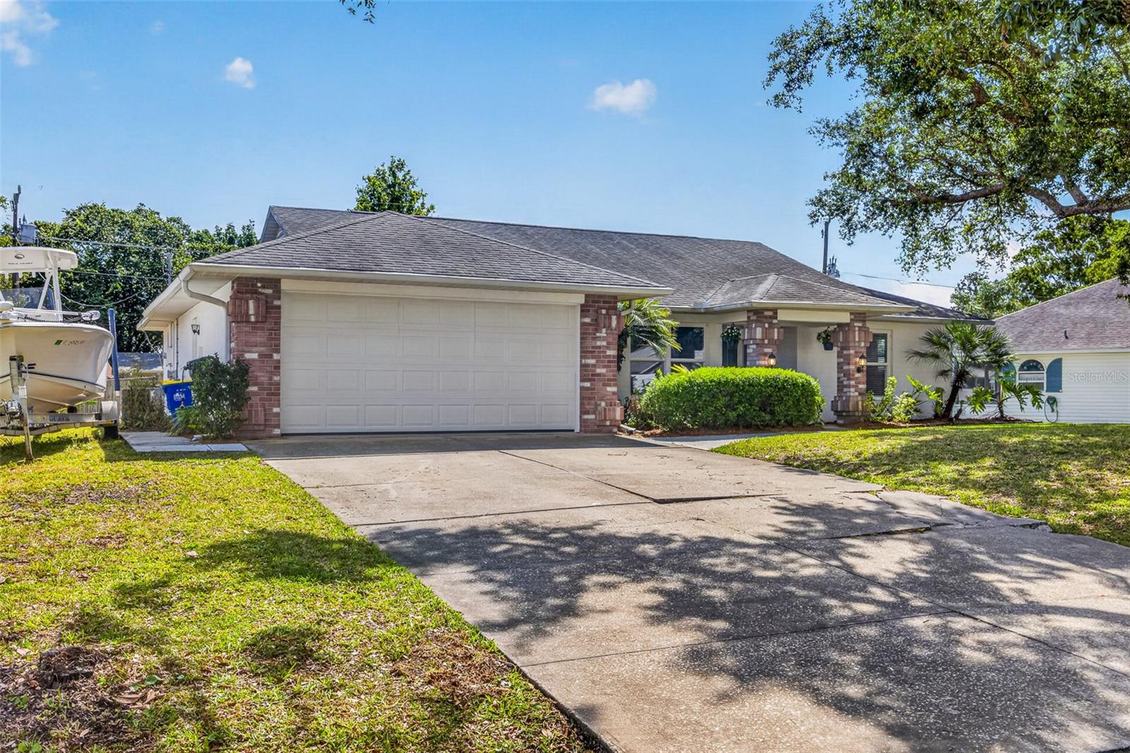 2225 VISTA PALM DR