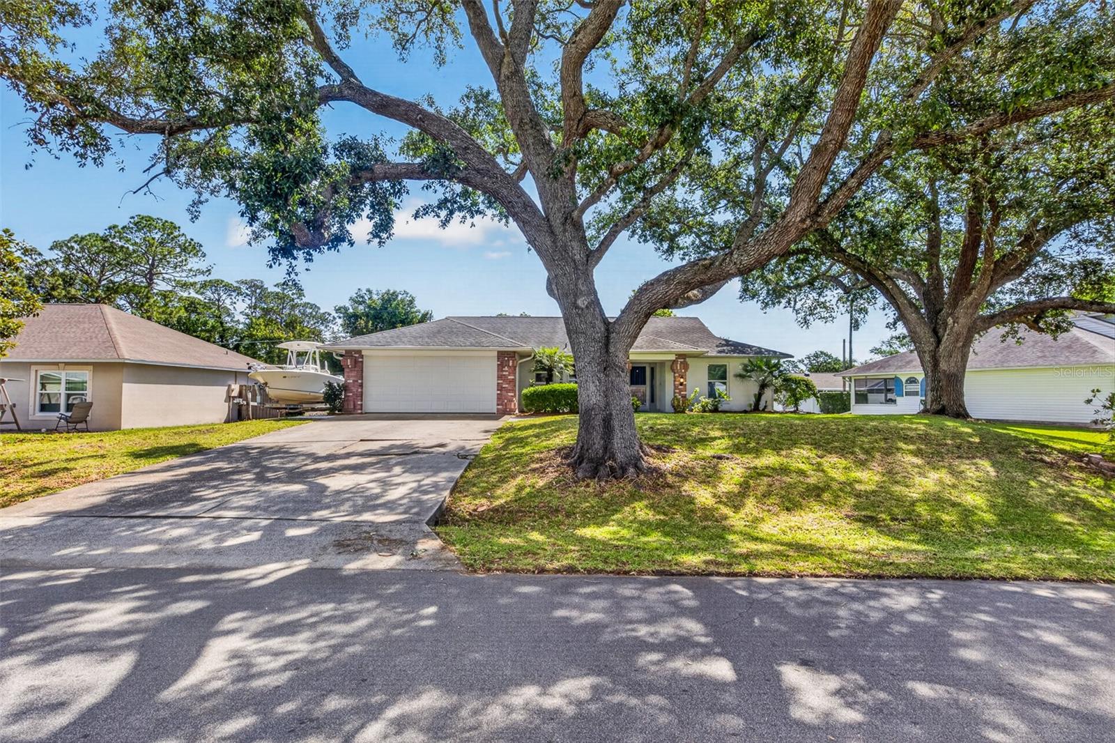 2225 VISTA PALM DR