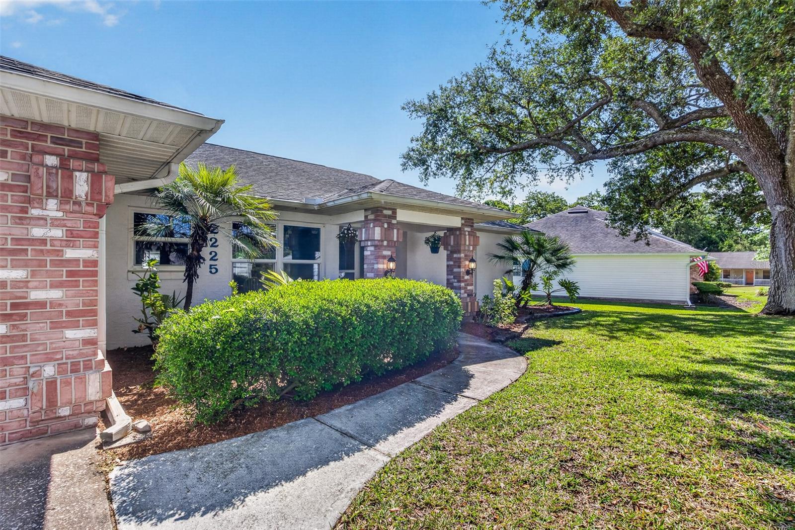 2225 VISTA PALM DR