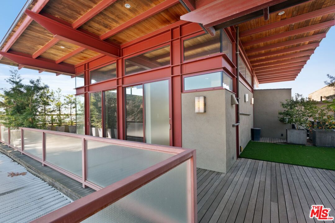 1104 Mission St