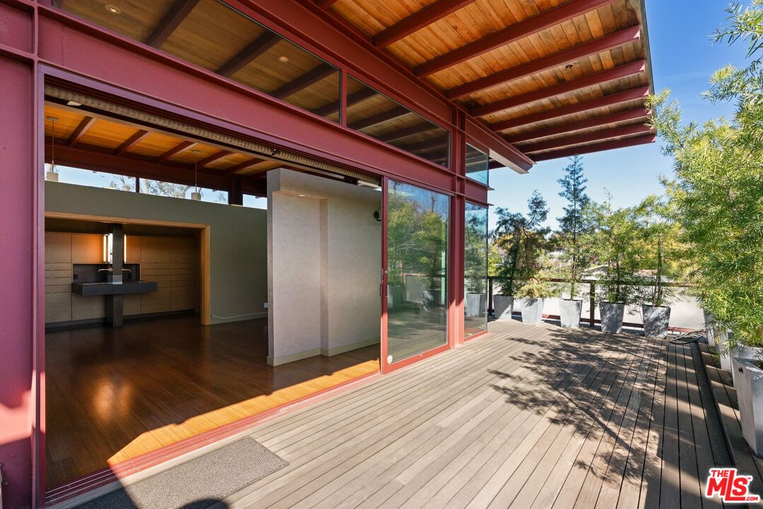 1104 Mission St