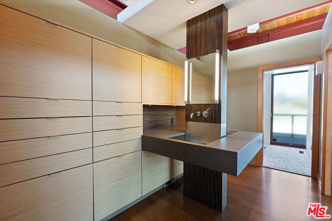 1104 Mission St