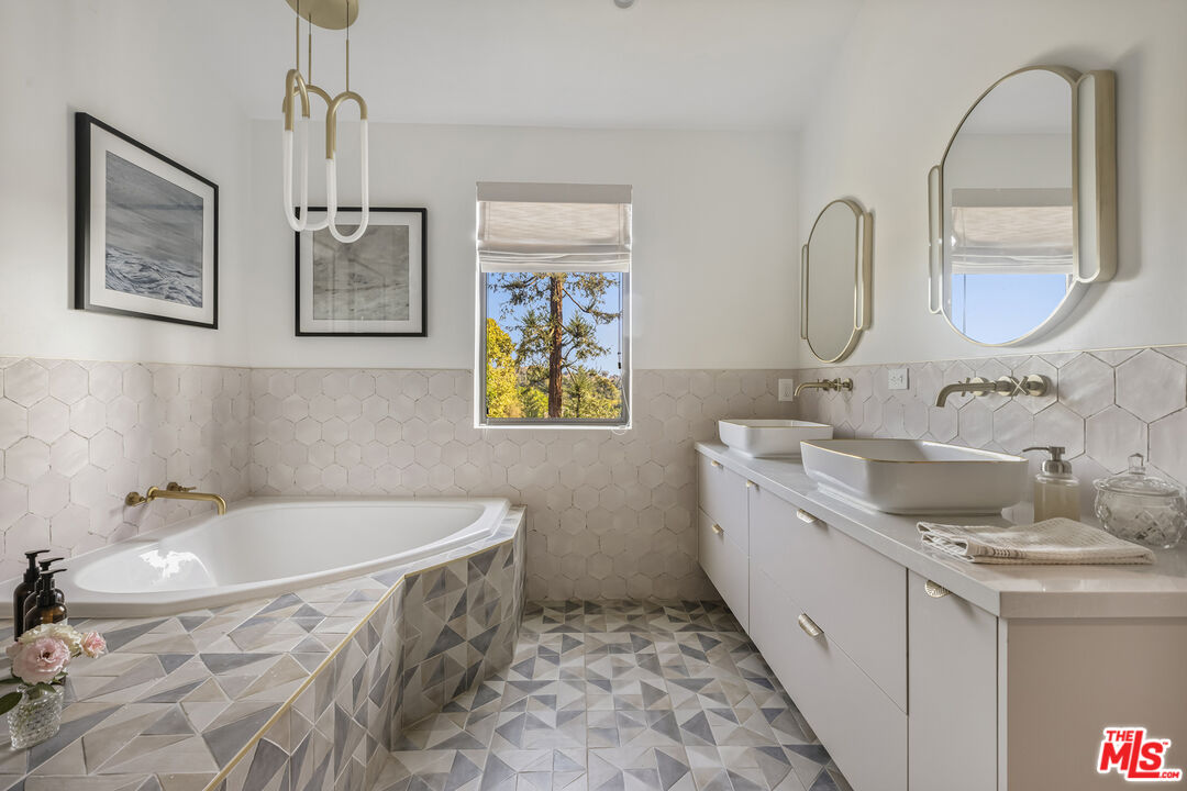 5261 Hermosa Ave