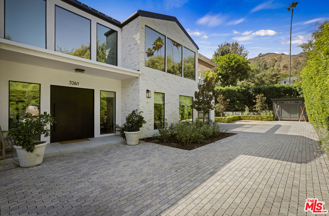5261 Hermosa Ave