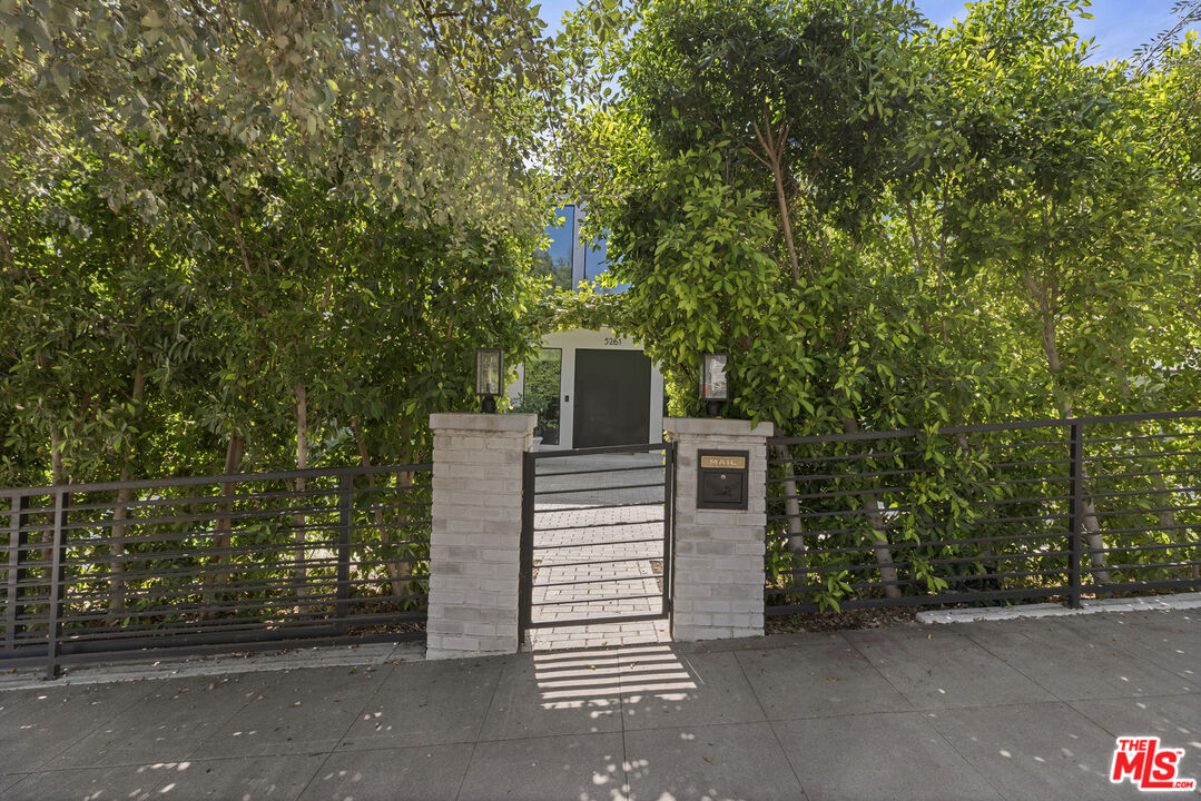 5261 Hermosa Ave