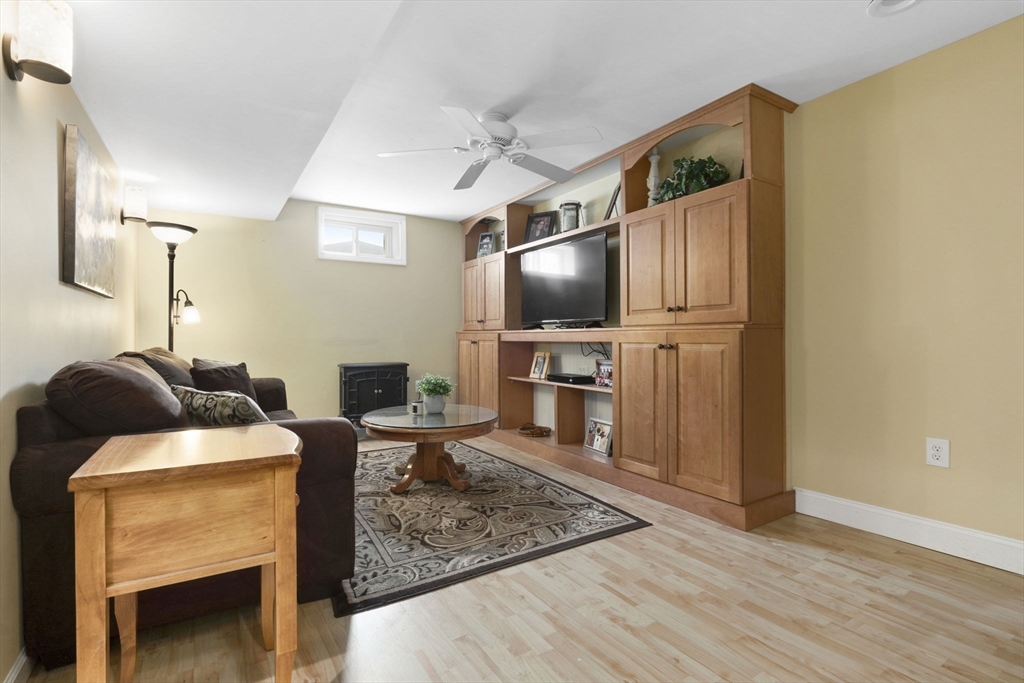 33 Glen Dr
