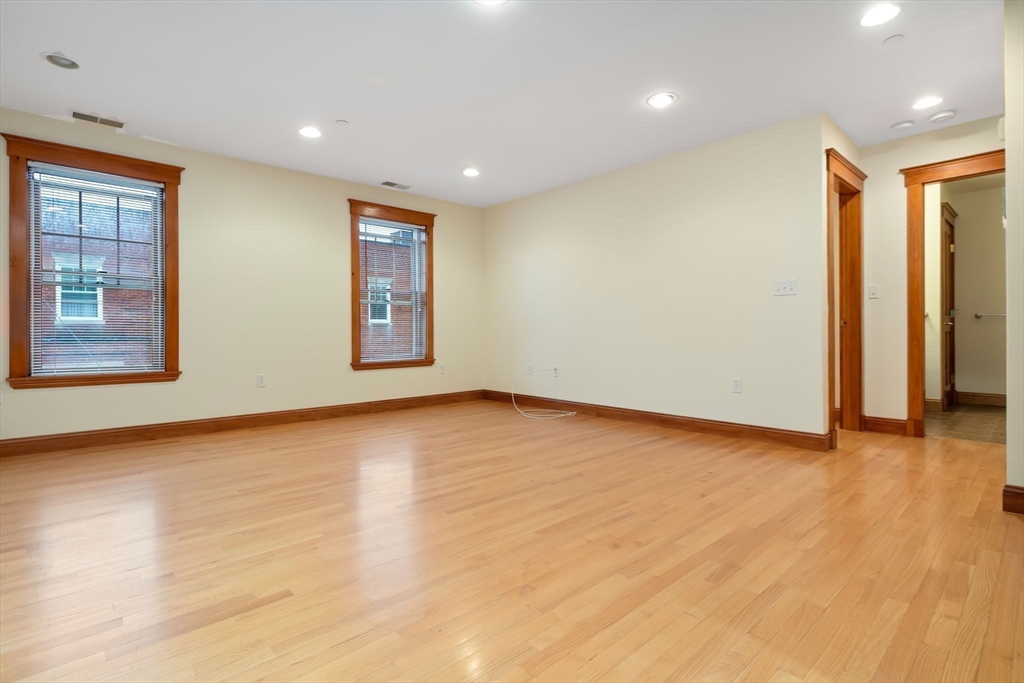 50 Maple St # 4