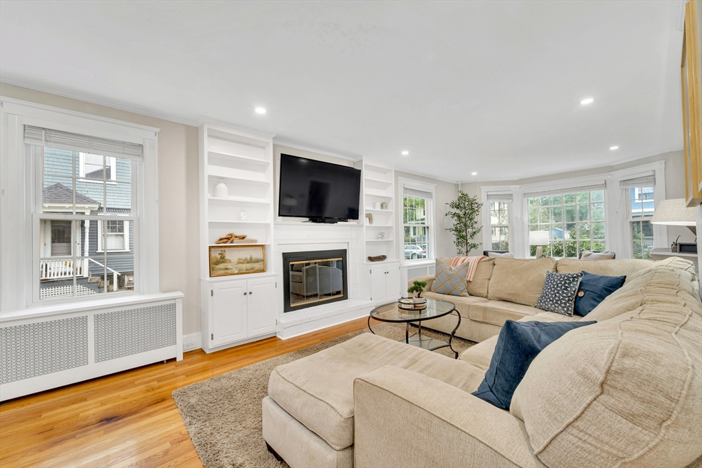 98 Haseltine St