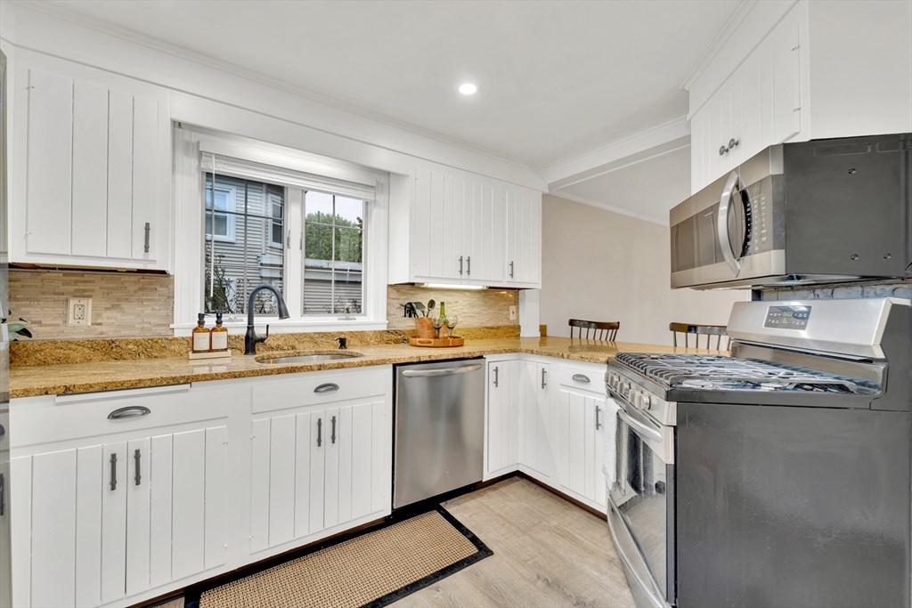 98 Haseltine St
