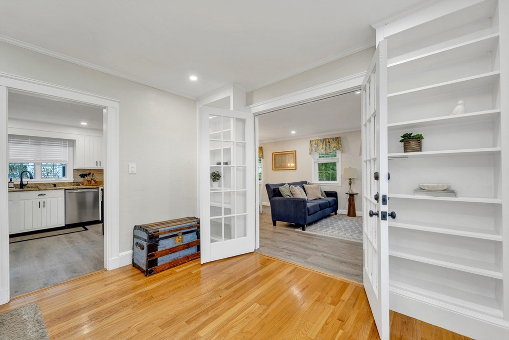 98 Haseltine St