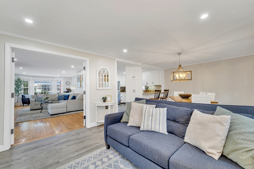 98 Haseltine St