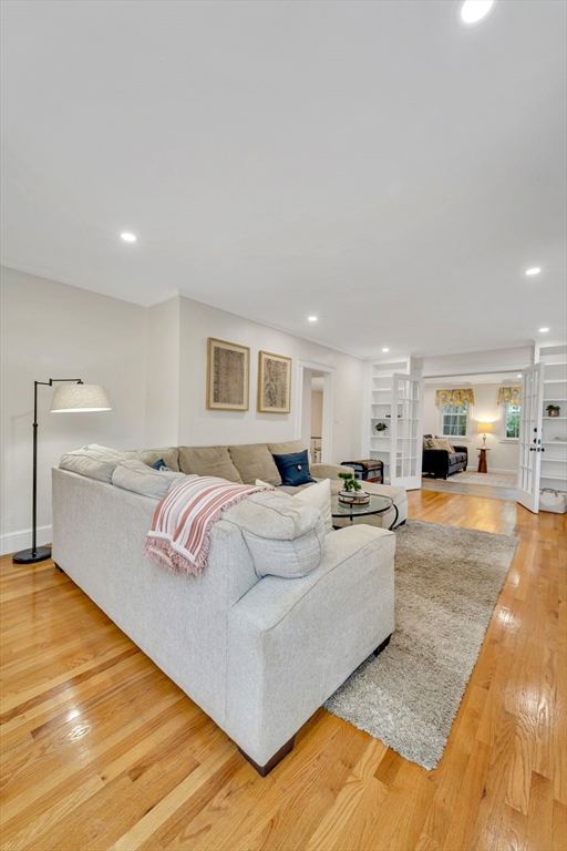 98 Haseltine St