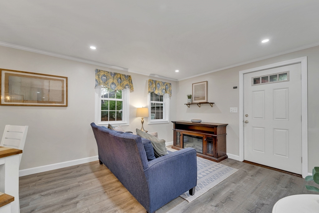 98 Haseltine St