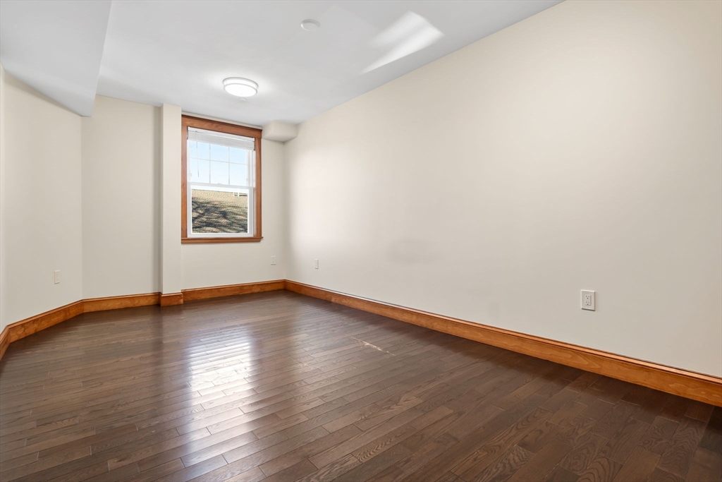 44 Maple St # 8