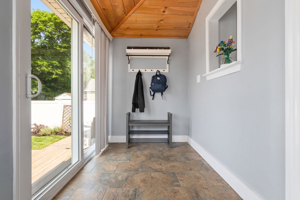 10 Saunders Rd