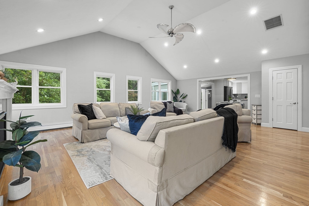 2 Crestwood Ln