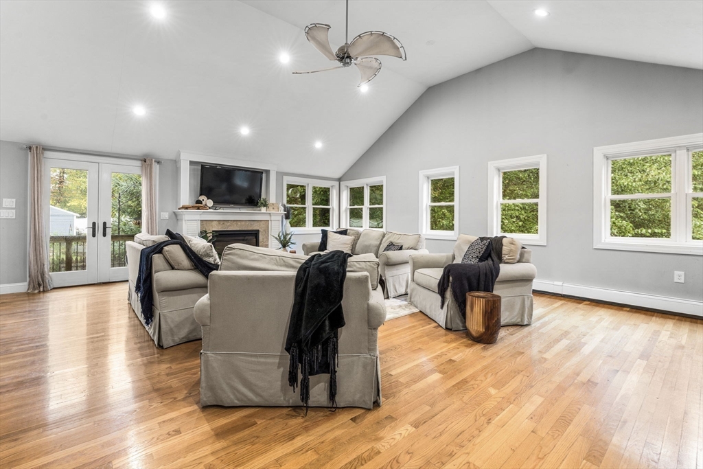 2 Crestwood Ln