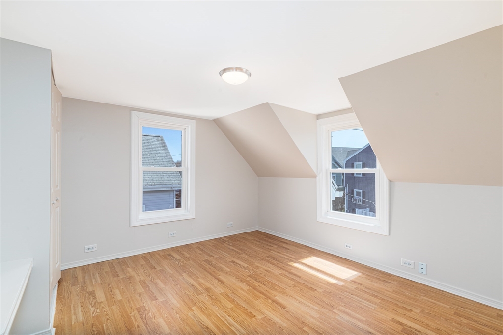 60 Roy St