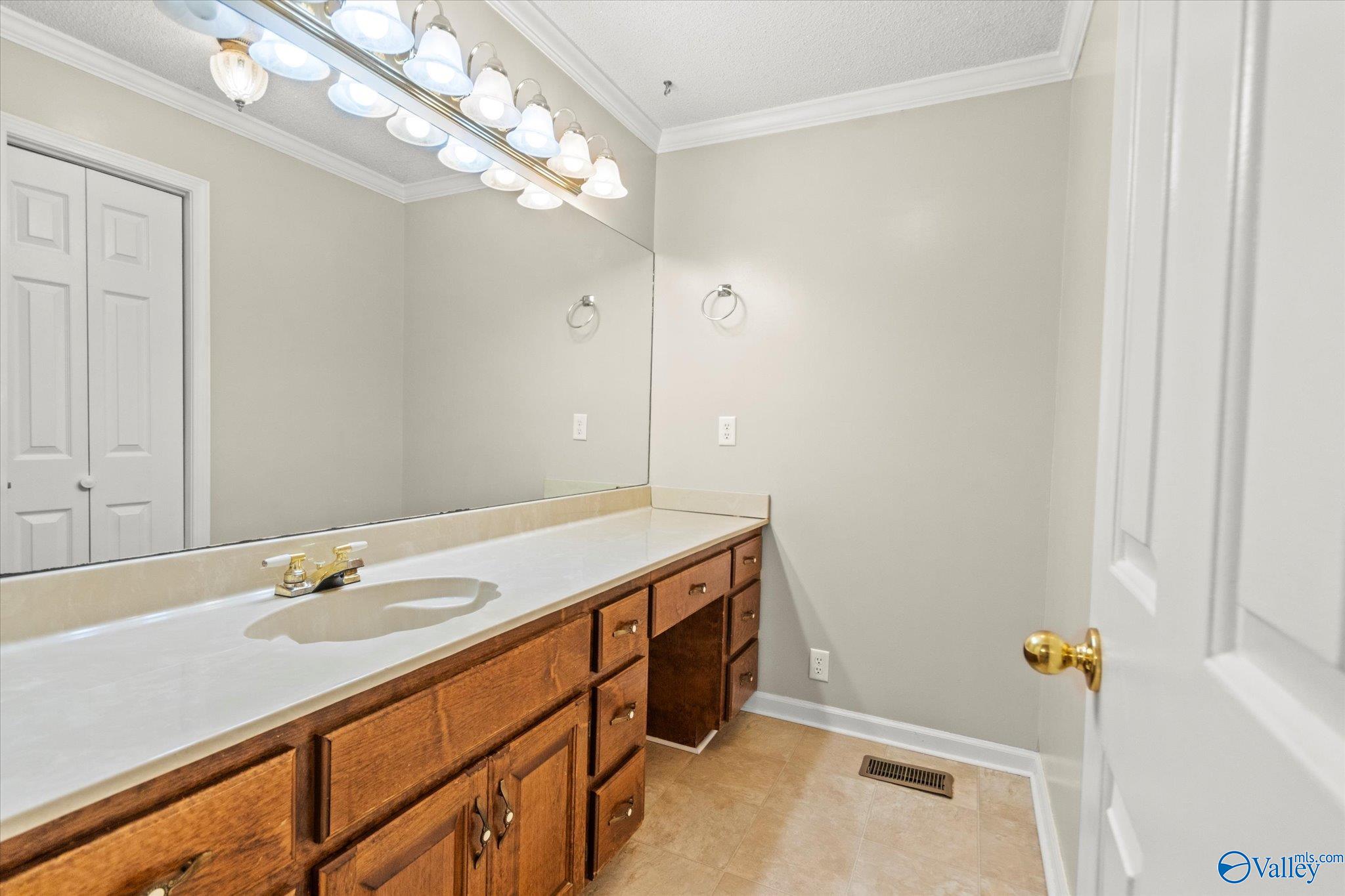 2039 Hickory Trail NE