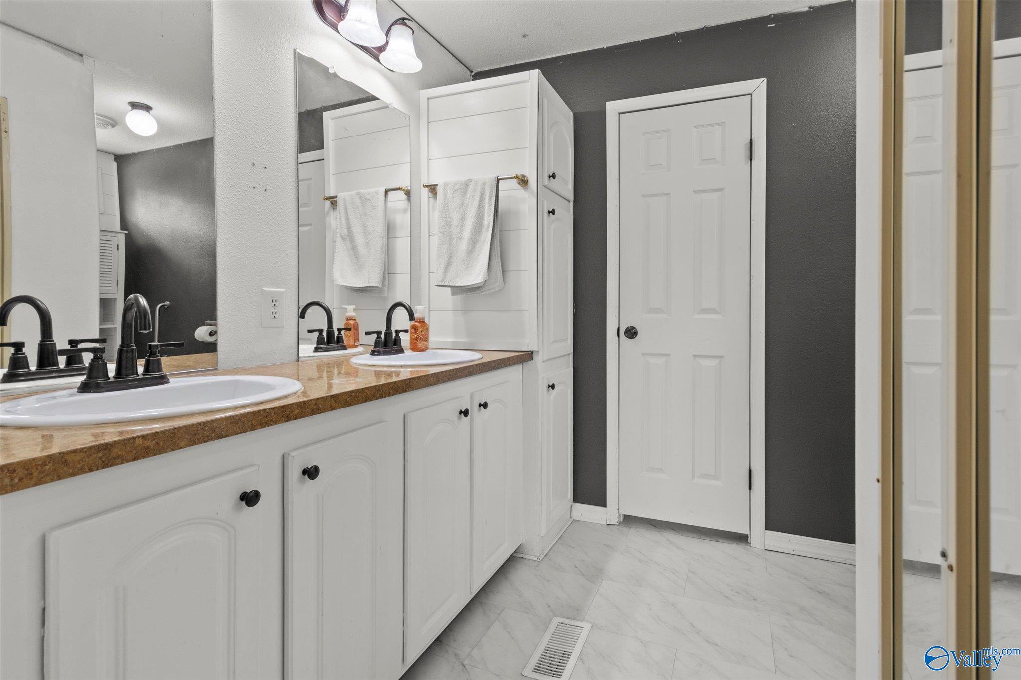 5565 Rock Springs Road