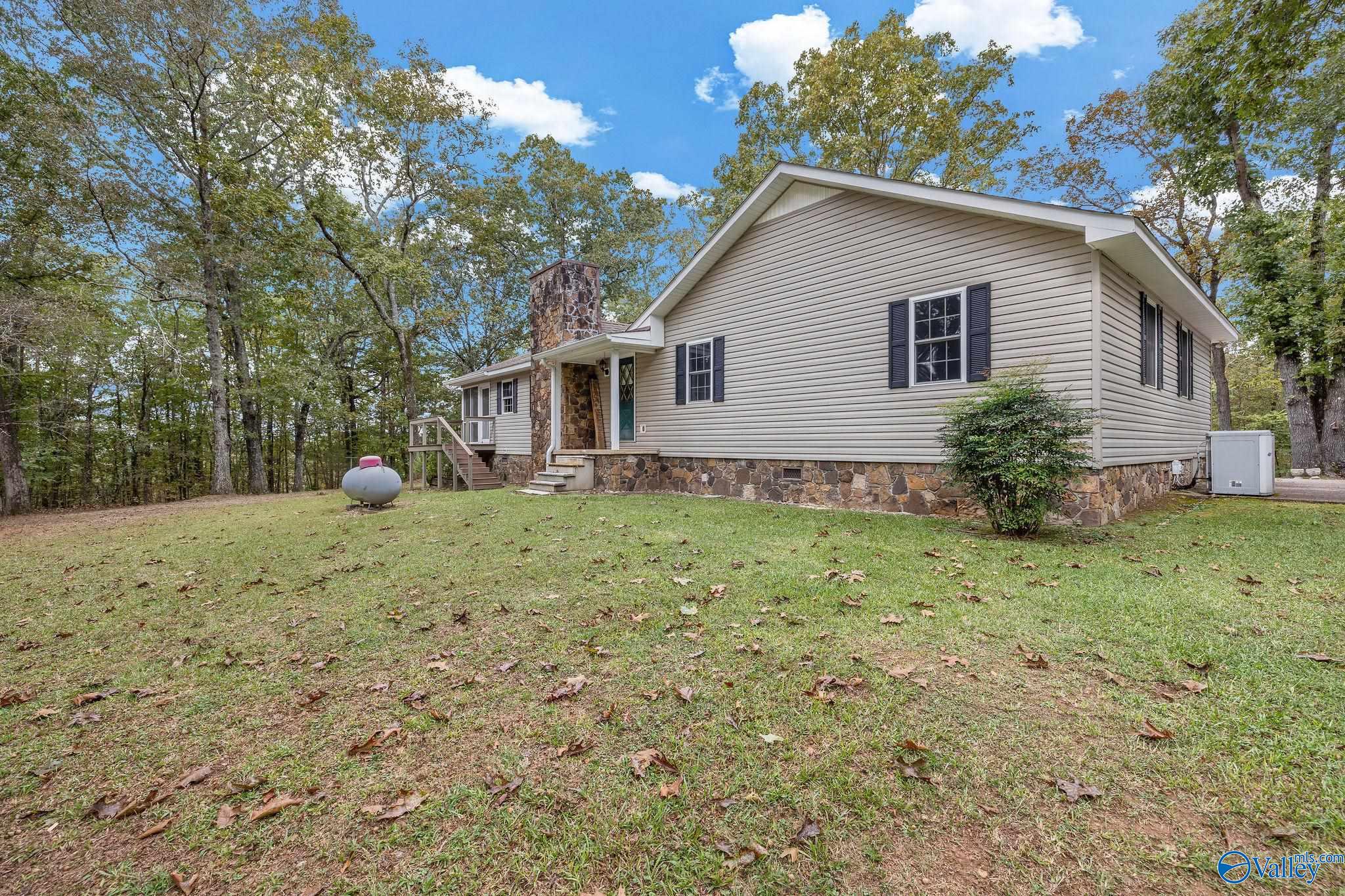 220 Benefield Drive, Attalla