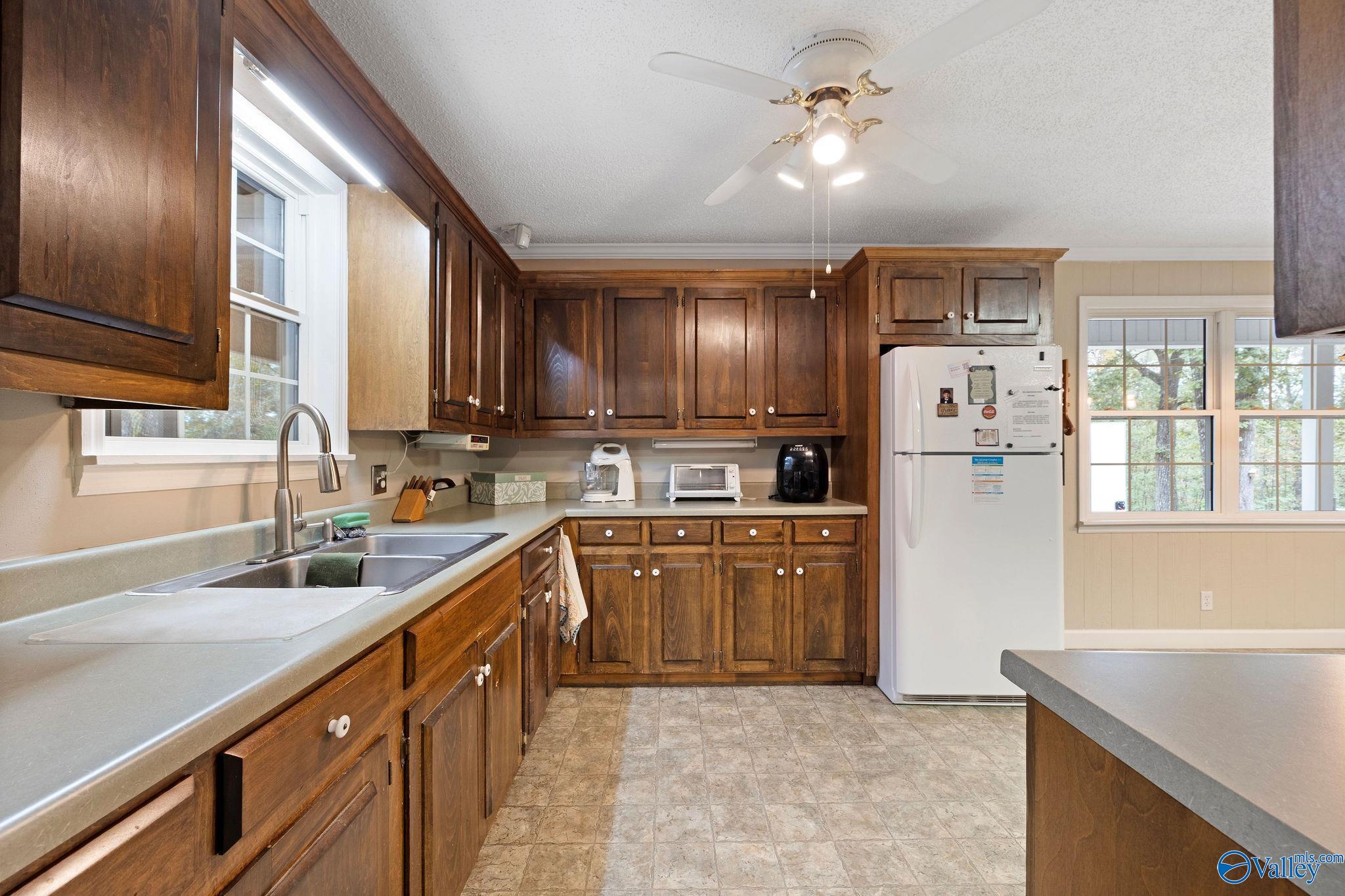 220 Benefield Drive, Attalla