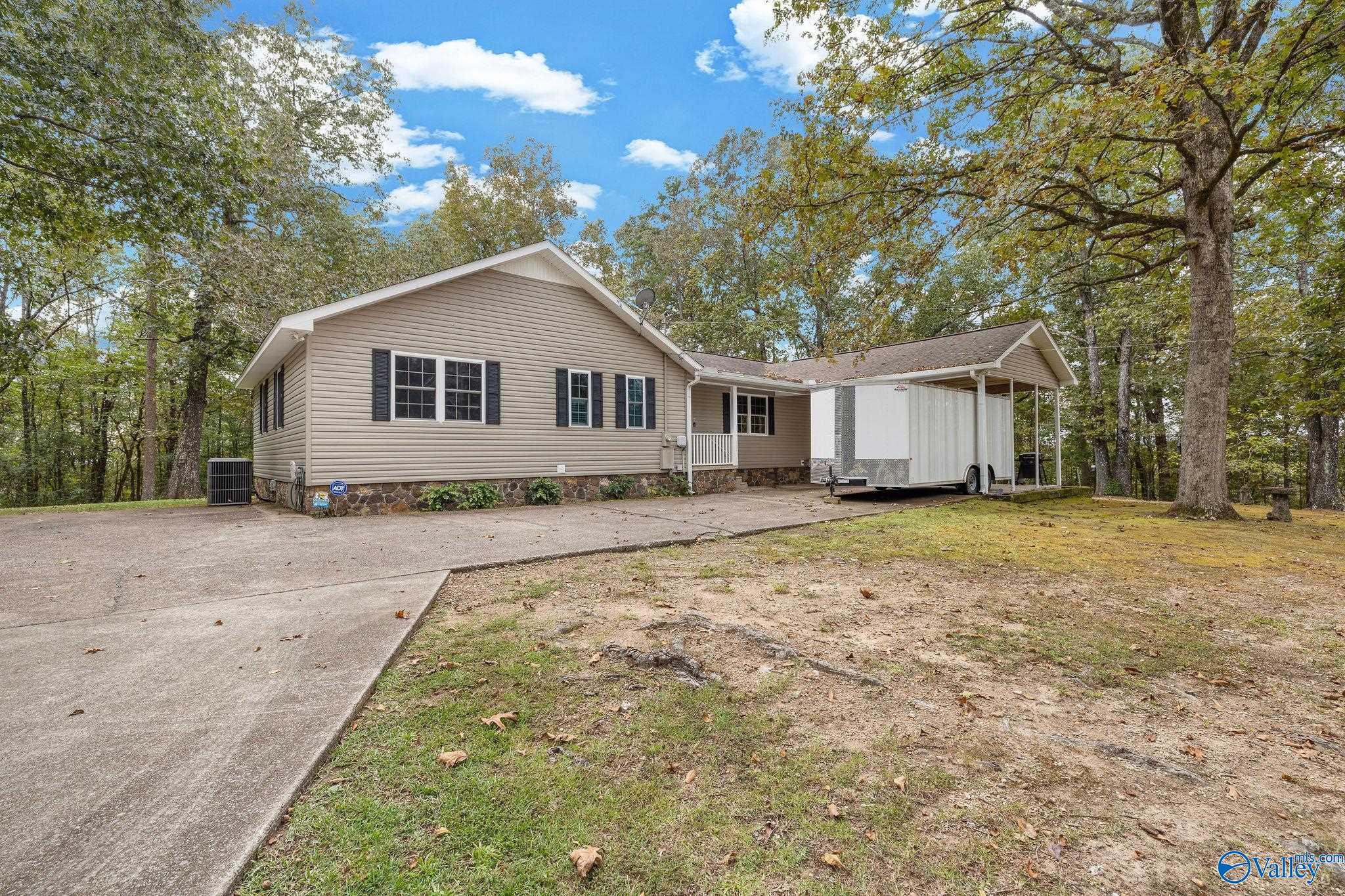 220 Benefield Drive, Attalla
