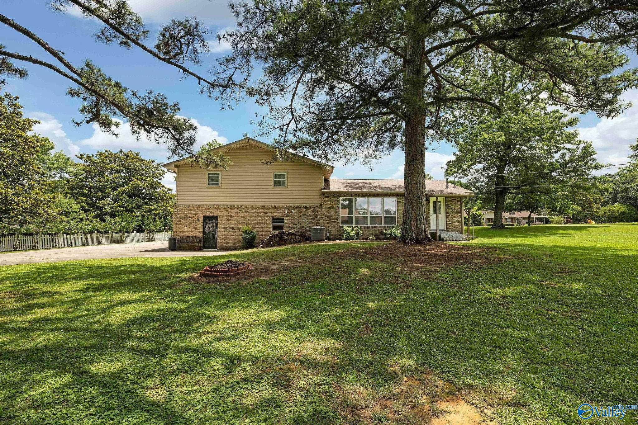 1201 Elm Circle