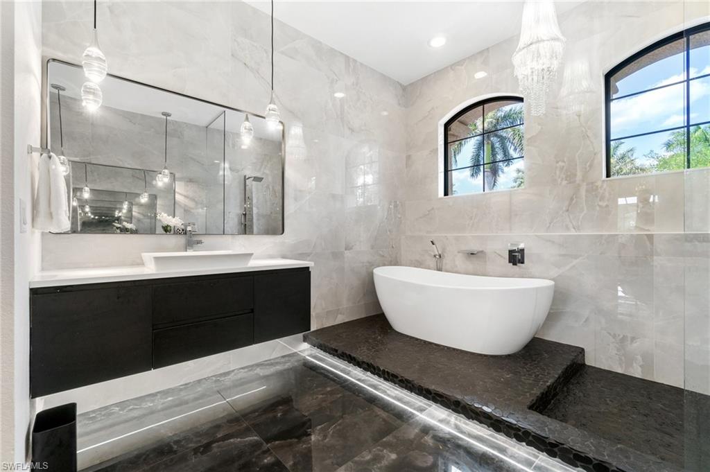 3440 Runaway LN, NAPLES