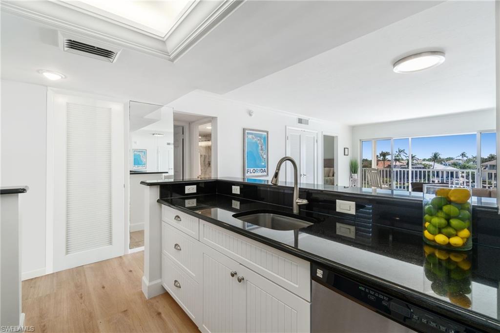 300 Park Shore DR # 4C