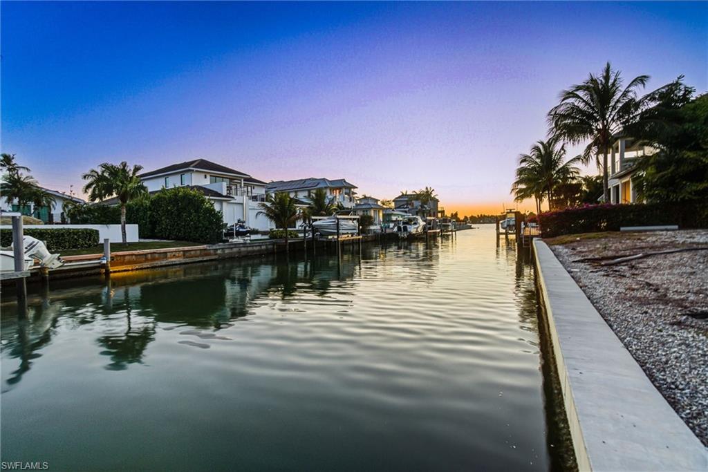 1670 Dolphin CT