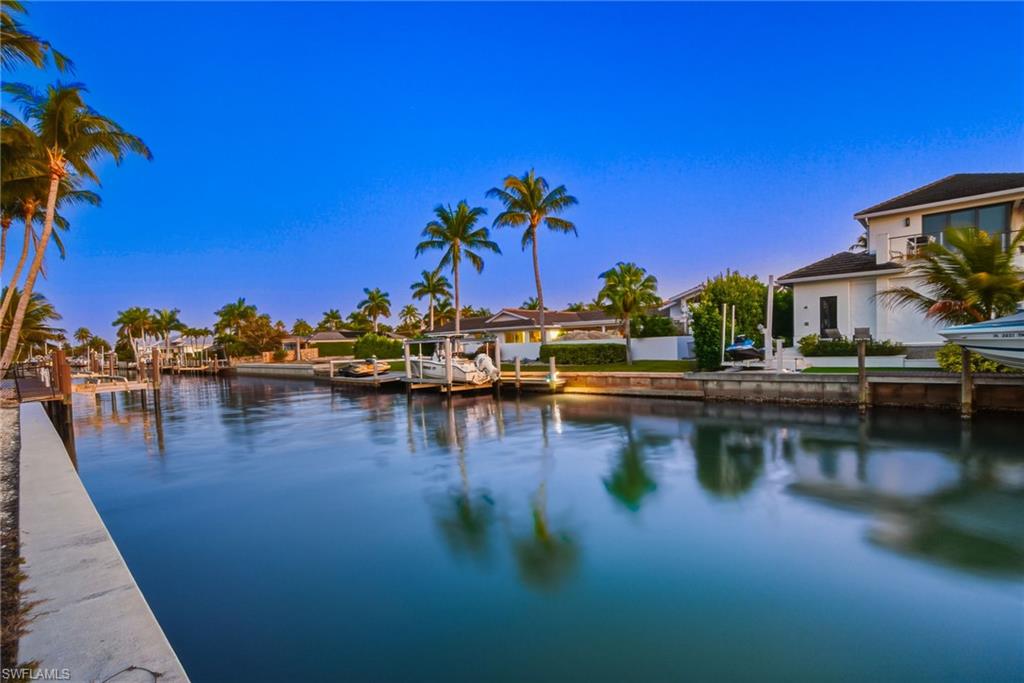 1670 Dolphin CT