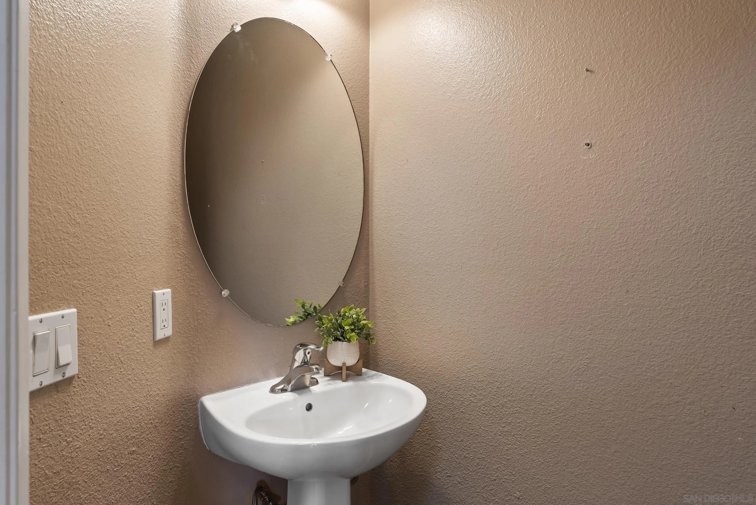 1562 Paseo Aurora