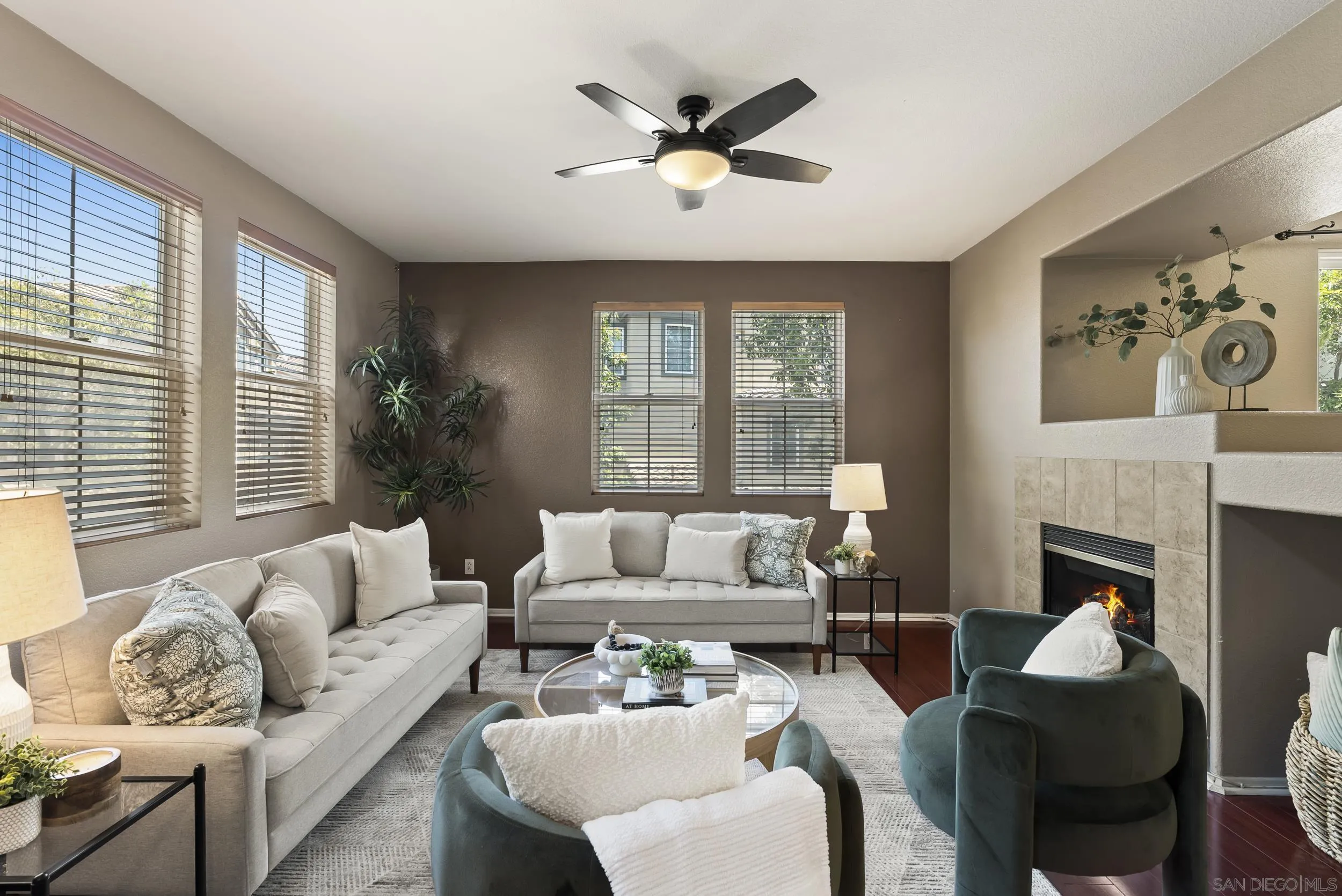1562 Paseo Aurora