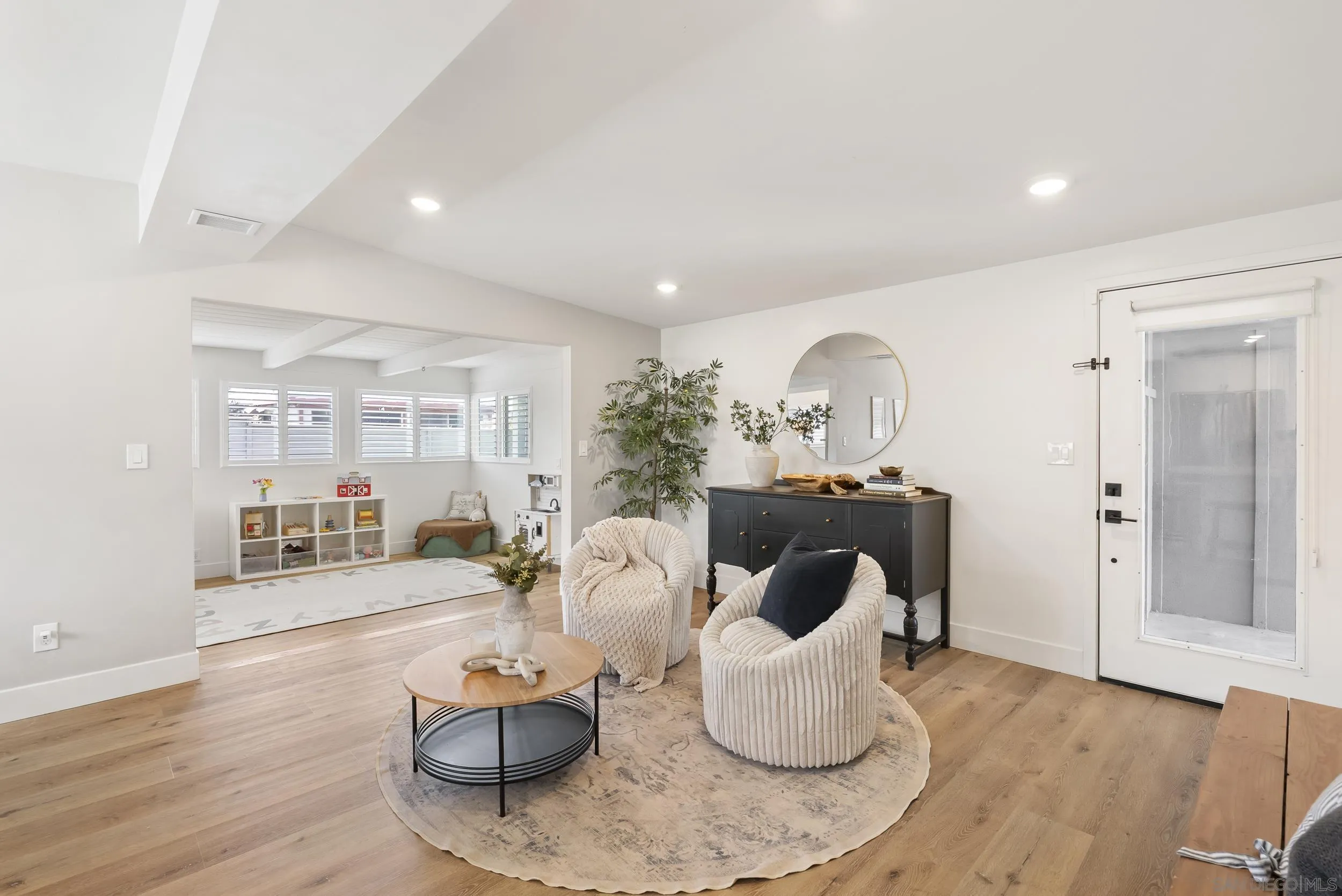 825 Hickory Ct