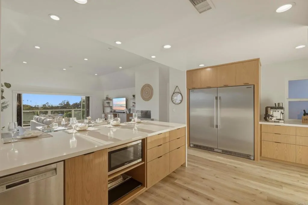 1712 Burgundy Road