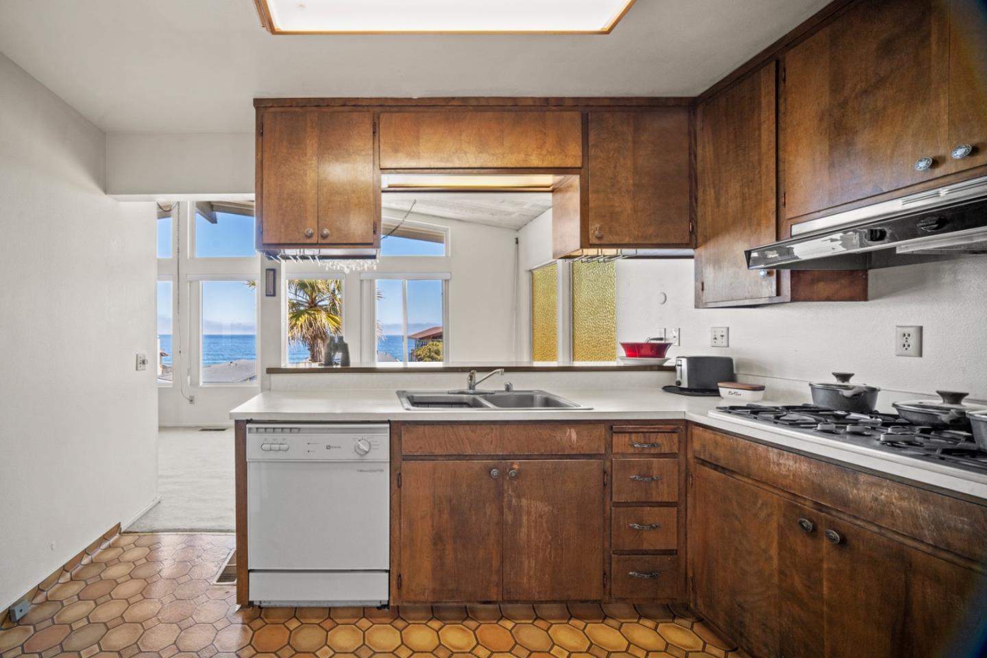 124 Seafoam Avenue