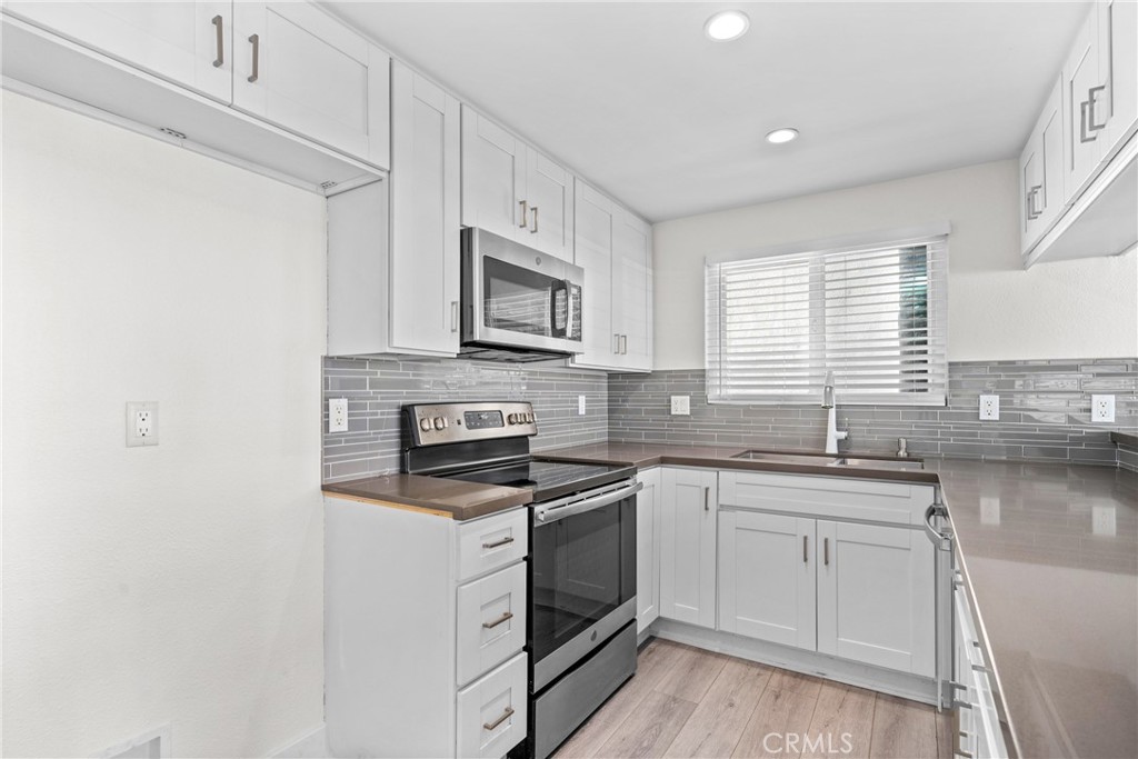907 E Balboa Boulevard