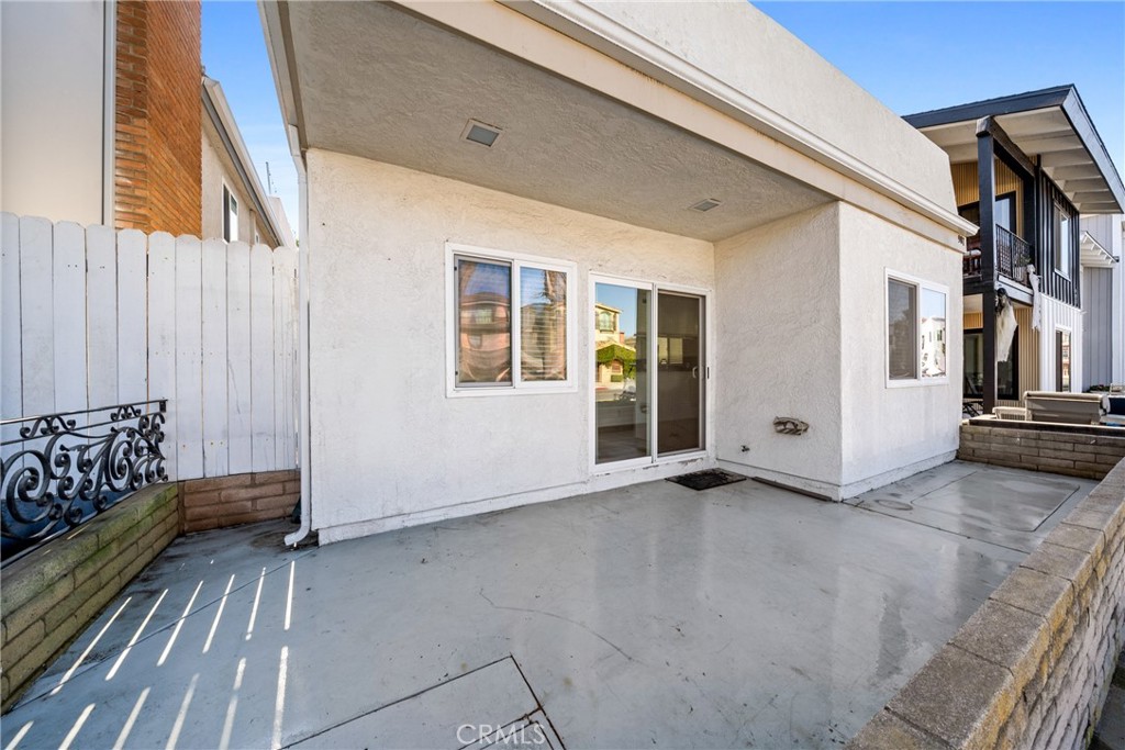 907 E Balboa Boulevard