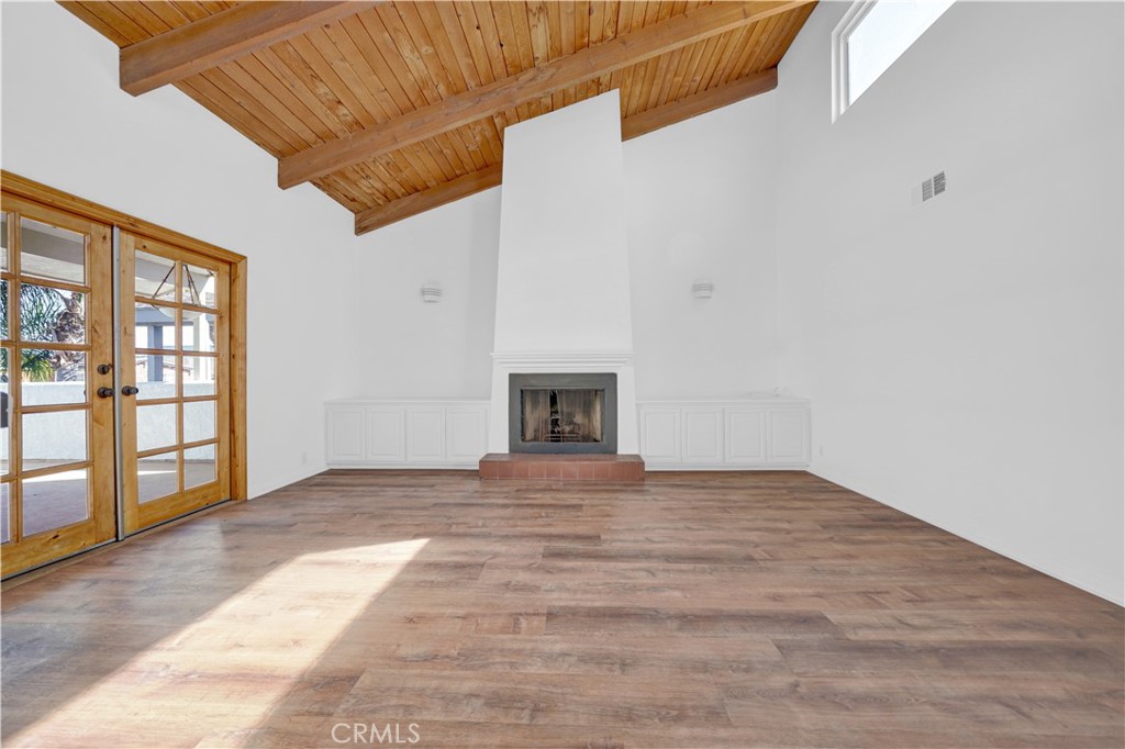 907 E Balboa Boulevard