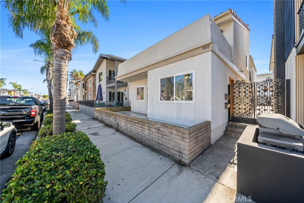 907 E Balboa Boulevard