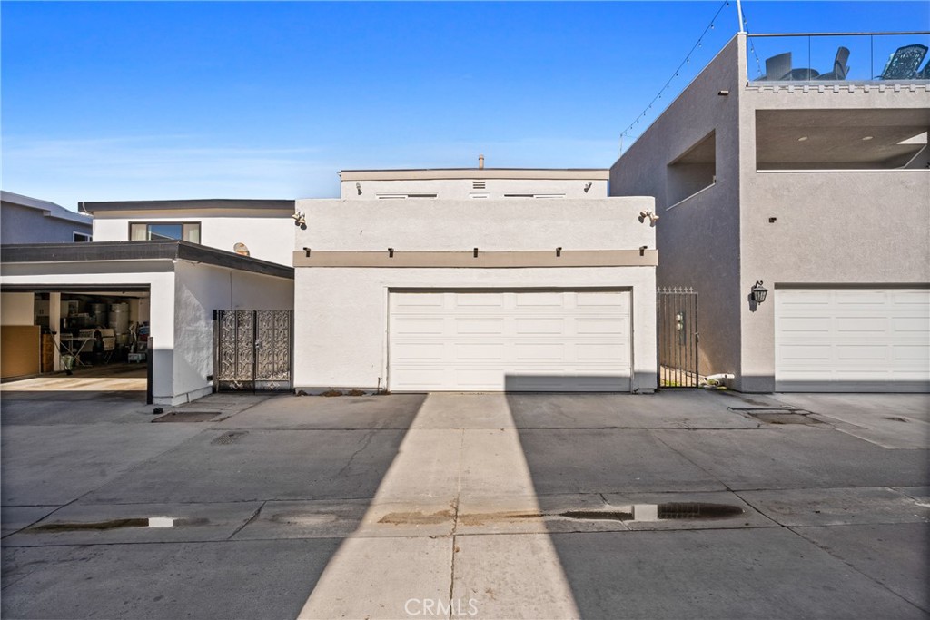 907 E Balboa Boulevard